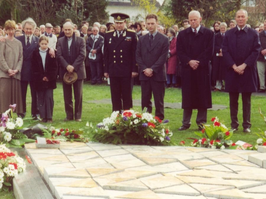 2000: Einweihung des Mahnmals für die Oper der SS-Gewalt auf dem ehemaligen Appellplatz des KZ Niederhagen (v.l.n.r.: Familie Gerrit Visser, KZ-Überlebender Otto Preuss, Vertretung der russischen Botschaft, Wewelsburger Ortsvorsteher Johannes Hillebrandt, Bürener Bürgermeister Wolfgang Runge und NRW Staatsministerin Ilse Brusis). ©Archiv Kreismuseum Wewelsburg